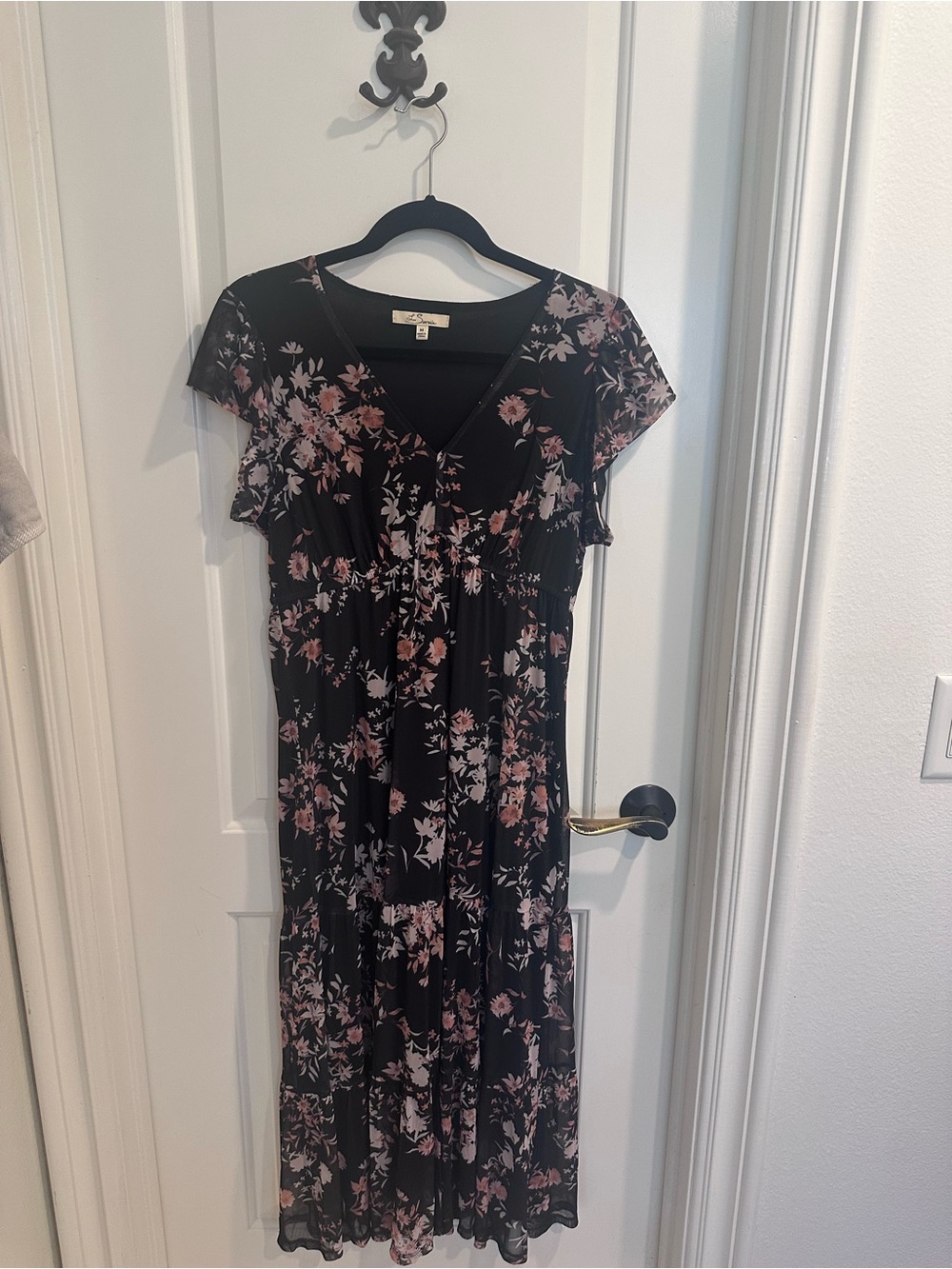 Les Serein Black Floral Maxi Dress V-Neck, Flutter Sleeves tropical Accents Med